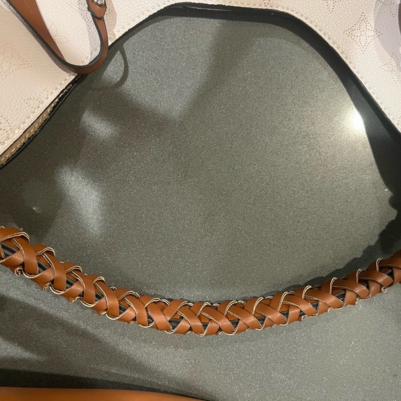 Lv hobo. Length 20”. 16” tall to the top of the strap. - Picture 7 of 12